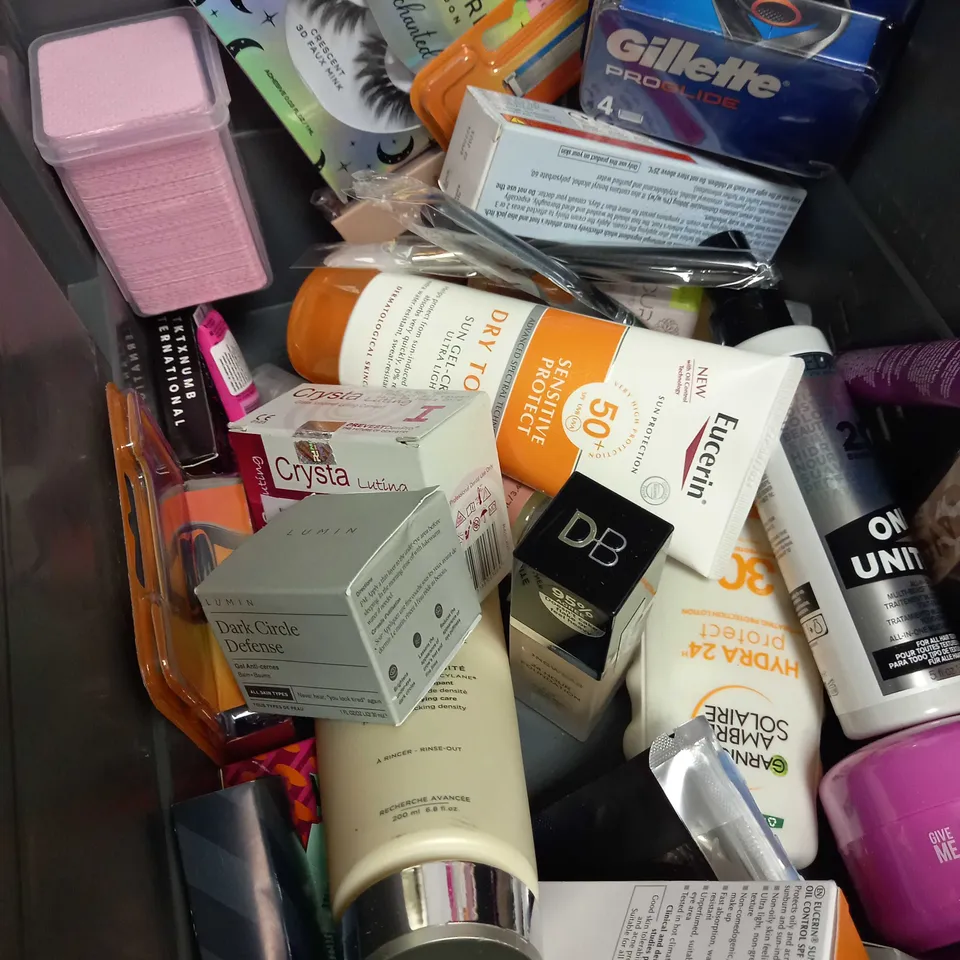 LUXURY COSMETICS APPROX. 30 ITEMS 