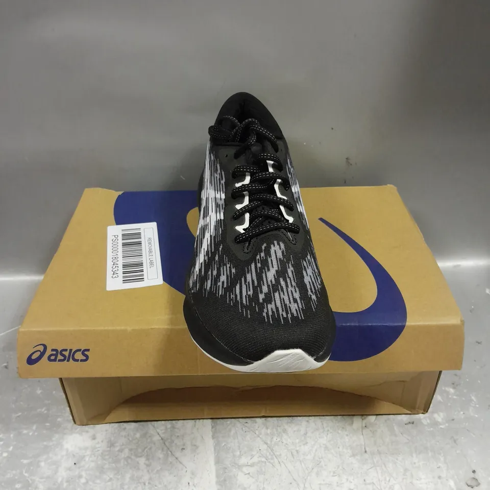 BOXED PAIR OF ASICS NOVABLAST 3 TRAINERS IN BLACK/WHITE SIZE MENS 9.5