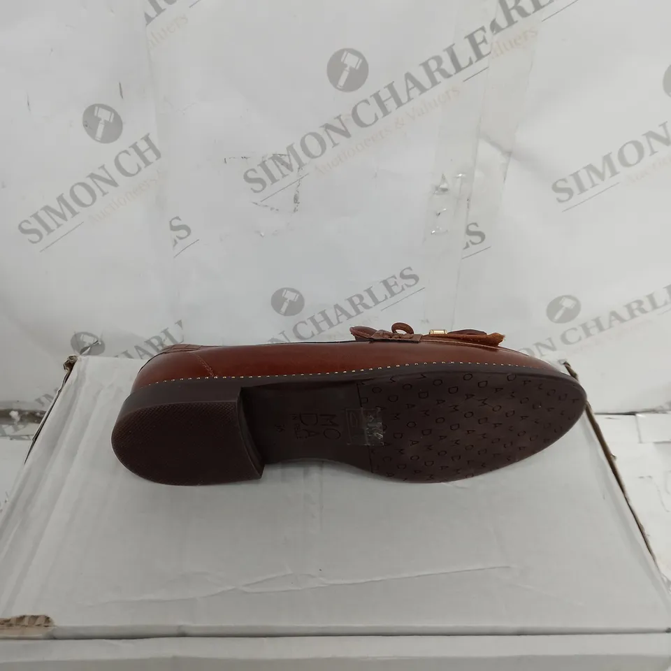 BOXED PAIR OF MODA IN PELLE TASSLED LOAFER SIZE 3 BROWN 
