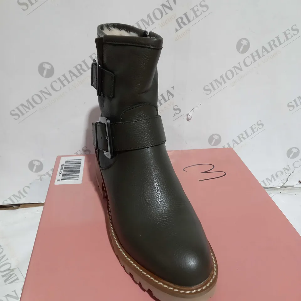 BOXED PAIR OF MODA IN PELLE CORNELIA BIKER BOOTS IN KHAKI UK SIZE 5