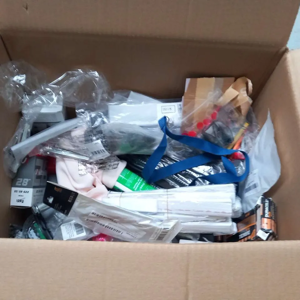 LARGE QUANTITY OF ASSORTED HOUSEHOLD PRODUCTS AND ACCESSORIES TO INCLUDE; RAIN FLASK, DURACELL BATTERIES, ROEBIC LEACH AND DRAIN FIELD AND CLAIR DE LUNE FITTED SHEETS