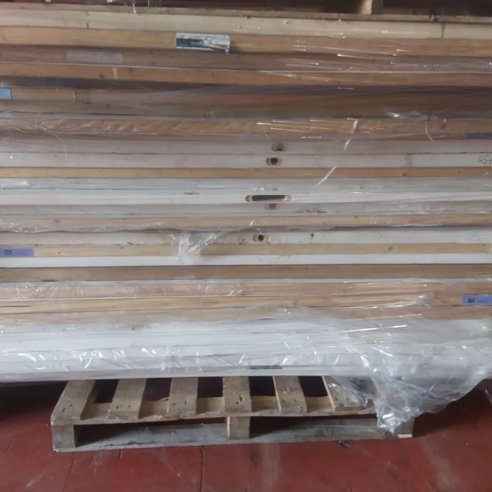 PALLET CONTAINING A VERY LARGE QUANTITY OF ASSORTED DOORS