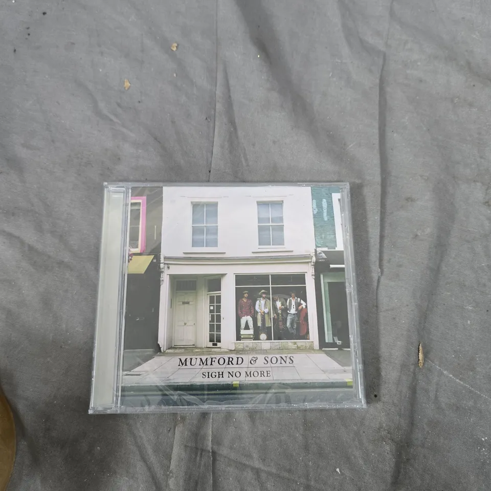 TOTE OF APPROXIMATELY 16 ASSORTED ITEMS TO INCLUDE:MUMFORD AND SONS CD AND FLOOR CLEANING SHEETS