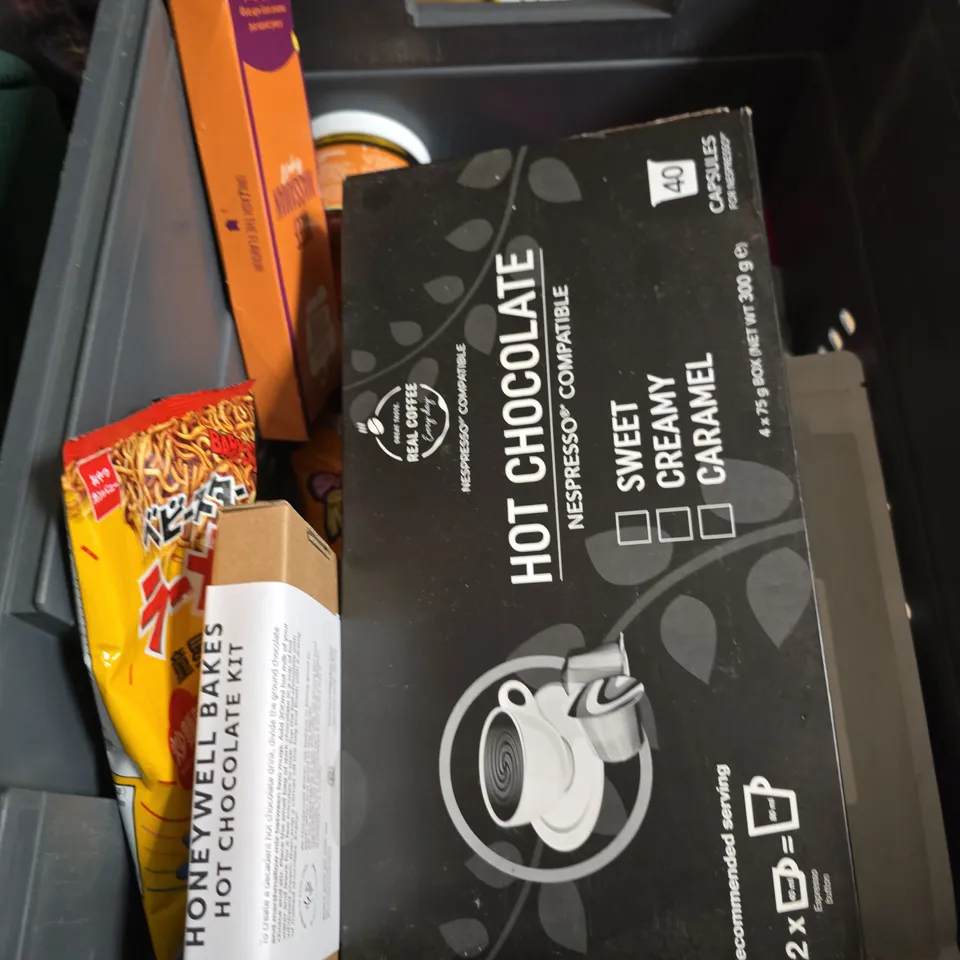 APPROXIMATELY 15 ASSORTED FOOD AND DRINK ITEMS TO INCLUDE - SIMPLY COOK QUESADILLA, STOP & POP MICROWAVE POPCORN AND HEINZ SALAD CREAM