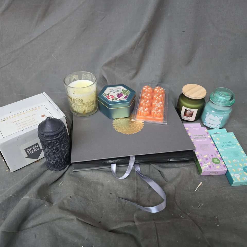 APPROXIMATELY 12 ASSORTED HOUSEHOLD ITEMS TO INCLUDE SCENTED CANDLES & WAX MELTS