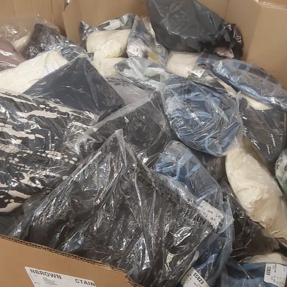 PALLET CONTAINING APPROXIMATELY 850x BRAND NEW ASSORTED DESIGNER CLOTHING ITEMS