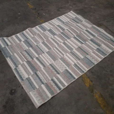 QUALITY DESIGNER AREA RUG APPROXIMATELY 120Γ160CM