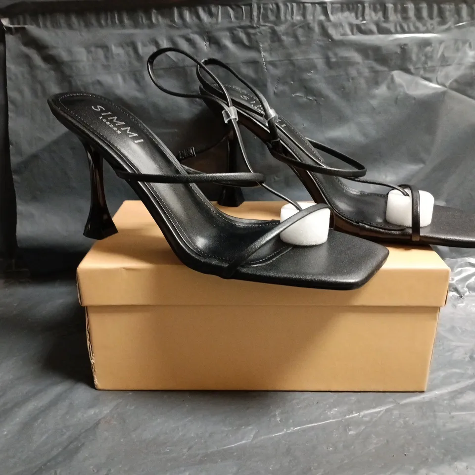 BOXED PAIR OF SIMMI LONDON OPEN TOE HEELED SANDALS IN BLACK SIZE UK 7