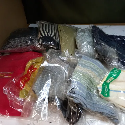 APPROXIMATELY 10 CLOTHING ITEMS IN VARIOUS SIZES AND COLOURS