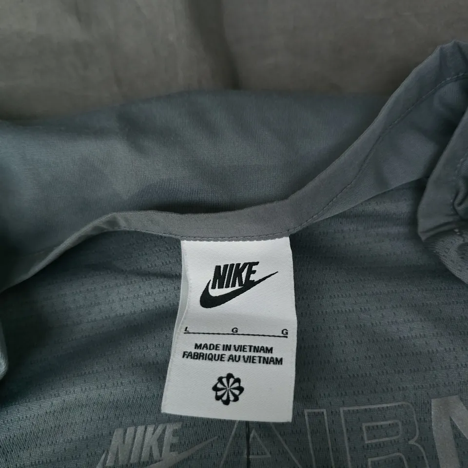 NIKE AIR MAX T‑SHIRT – GREY, SIZE LARGE