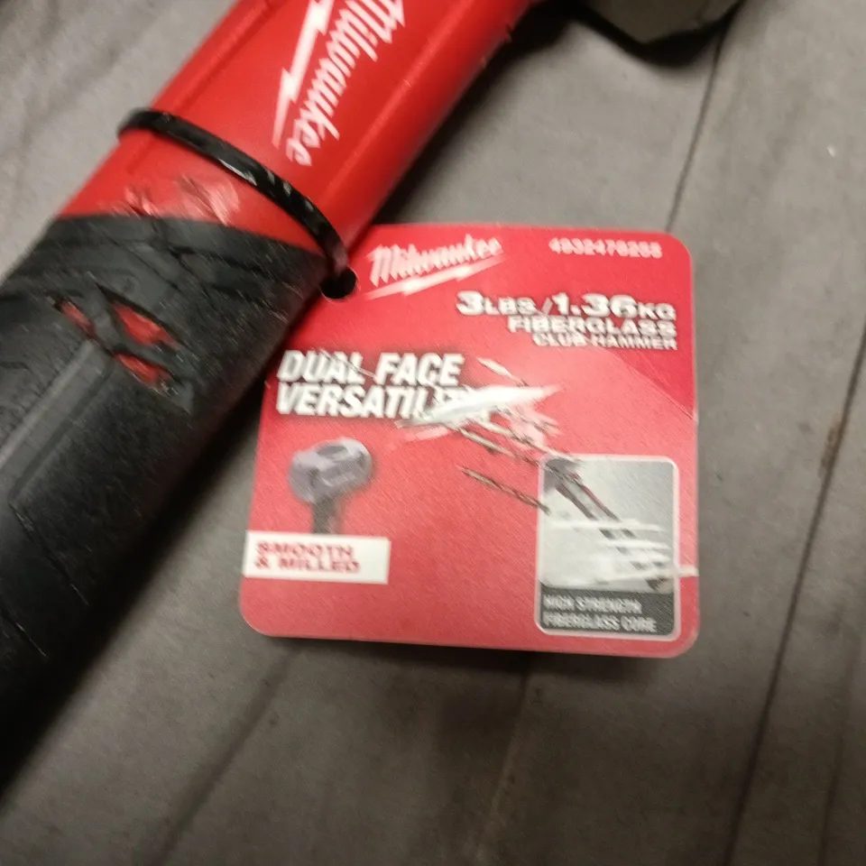 MILWAUKEE CLAW HAMMER – RED HANDLE WITH BLACK GRIP