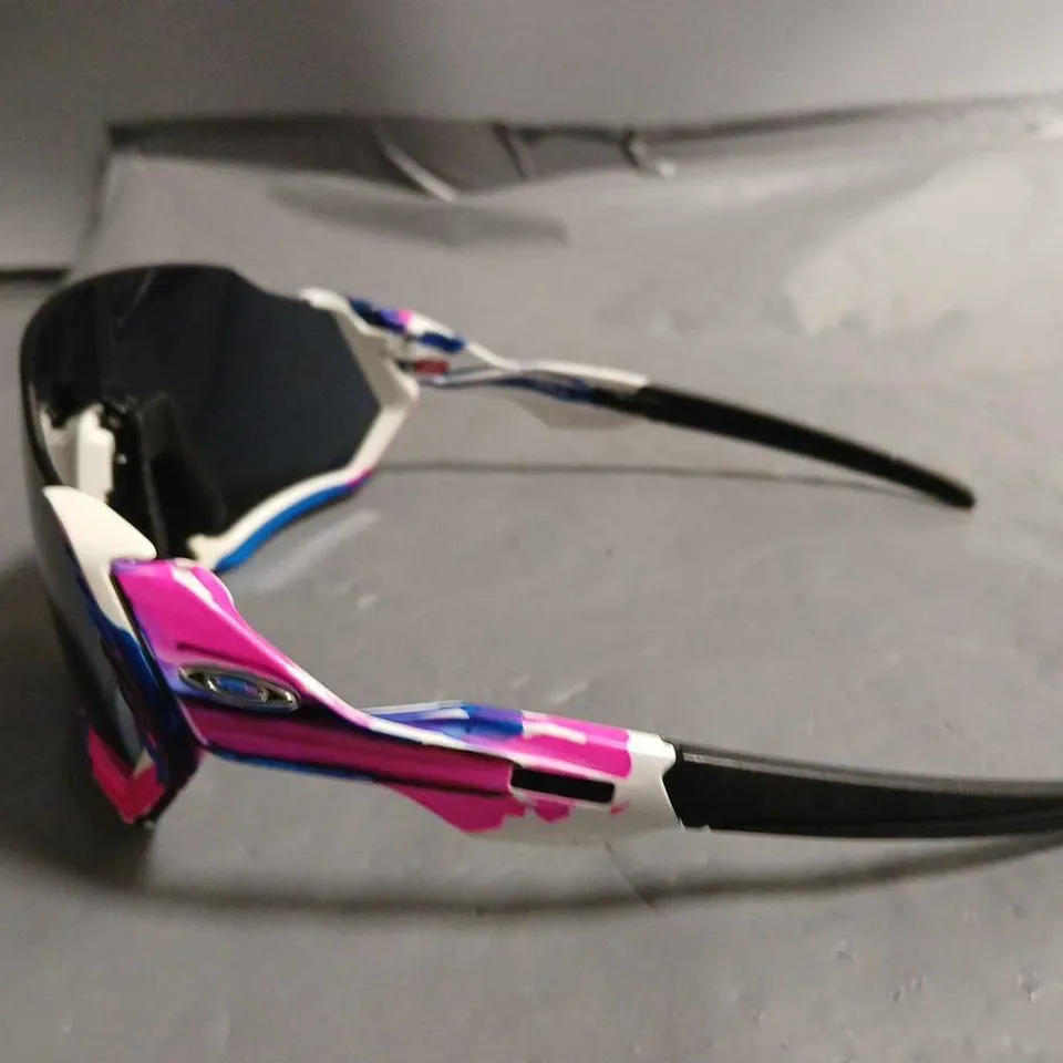 PAIR OF OAKLEY SPORTS STYLE GLASSES IN CASE