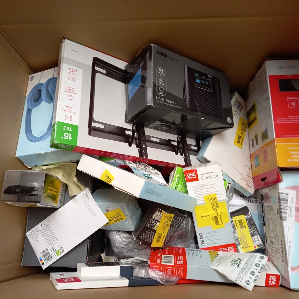 BOX OF APPROX 30 ASSORTED ELECTRICAL ITEMS TOO INCLUDE EARPHONES, RADIO AND AERIALS