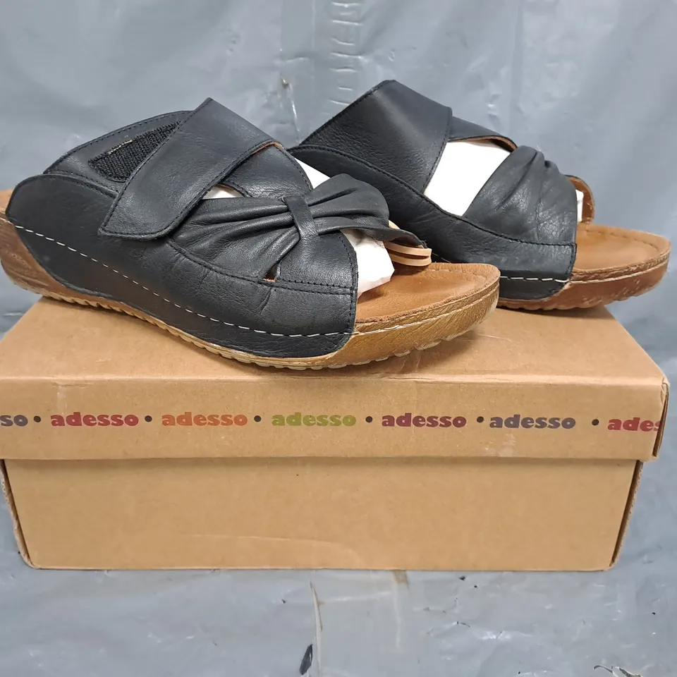 BOXED PAIR OF ADESSO LEXI BOW MULES IN BLACK SIZE 8