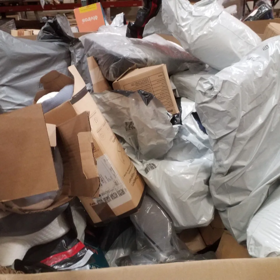 PALLET CONTAINING ASSORTED PILLOWS & CUSHIONS