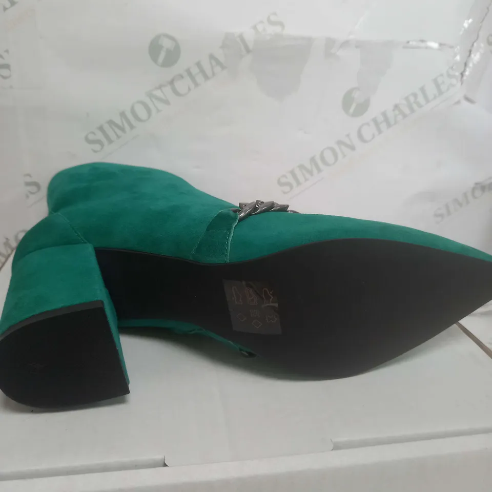 BEN DE LISI CHAIN LINK SUEDE ANKLE BOOT SIZE 7 IN GREEN 