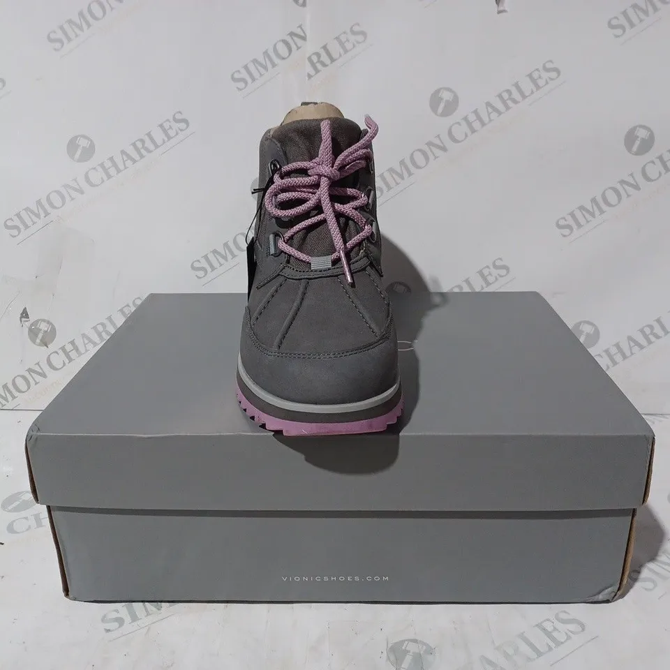 BOXED VIONIC NOLAN BOOTS IN CHARCOAL SIZE 5