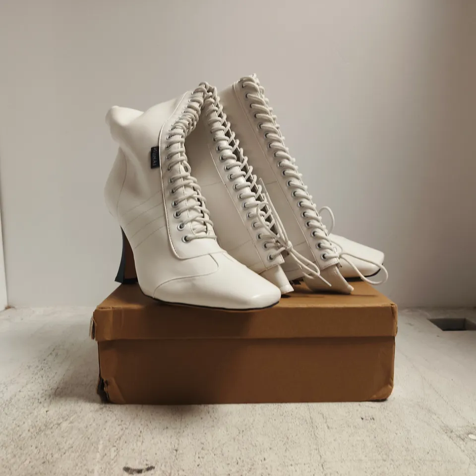 BOXED PAIR OF NIIHAI HEELED KNEE-HIGH BOXER BOOTS IN WHITE SIZE EU 41