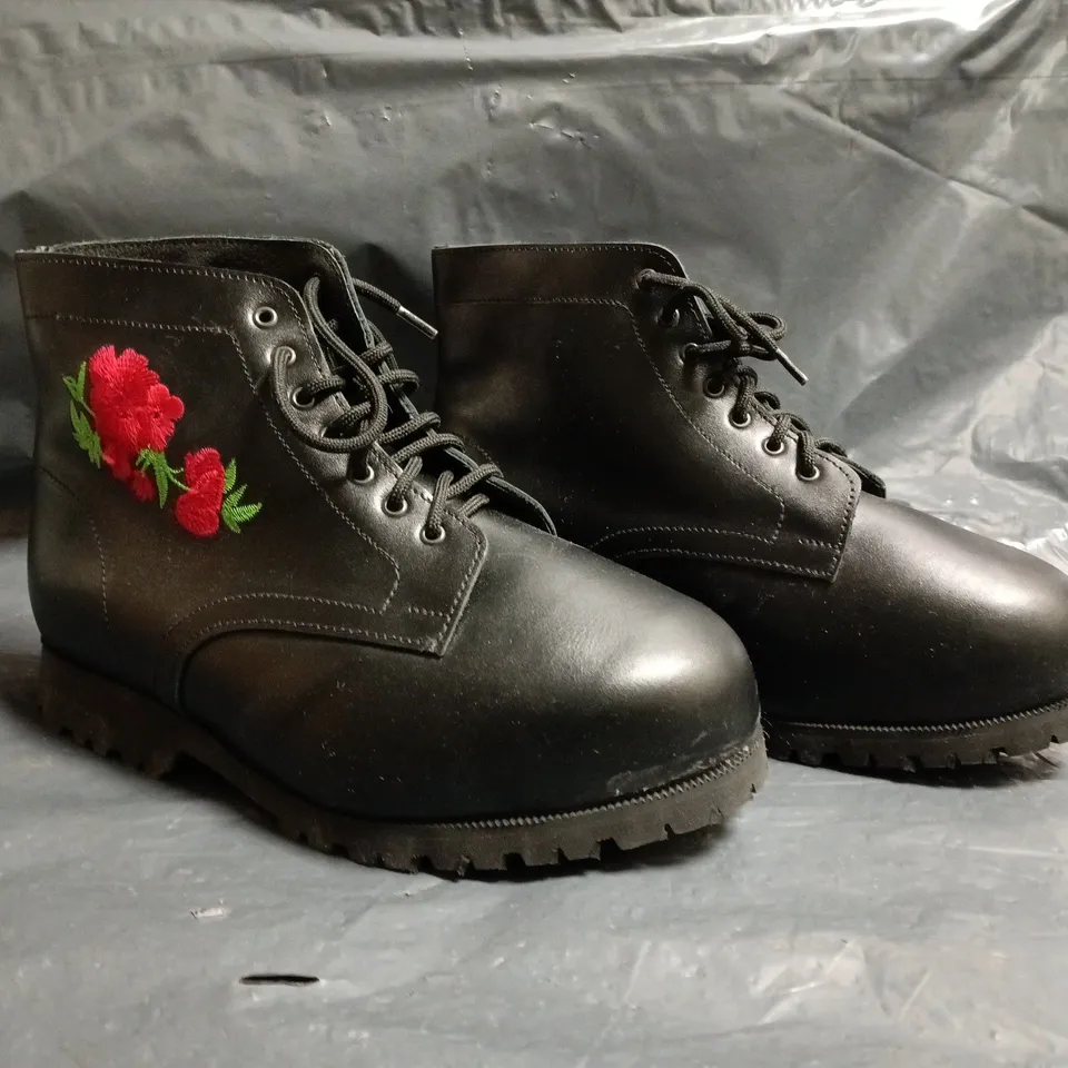 BOXED PAIR OF UNBRANDED SHOES IN BLACK W. ROSE DETAIL SIZE UNSPECIFIED