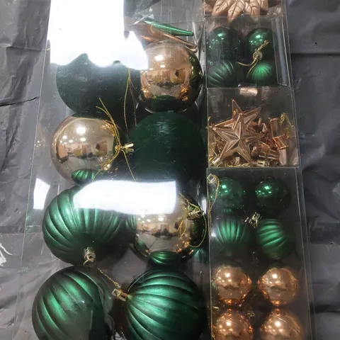 GINGERBREAD BUMPER PACK OF 50 BAUBLES - GREEN/ GOLD