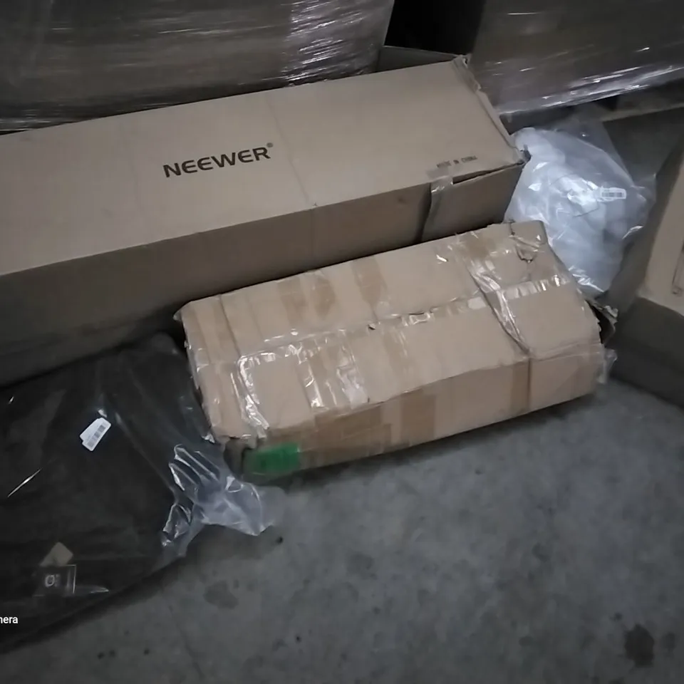 PALLET OF ASSORTED ITEMS INCLUDING NEEWER, AIR COOLER, KAM GARMENT ACCESSORIES BACKPACK, CAMPING COT, GIANT 4 IN A ROW