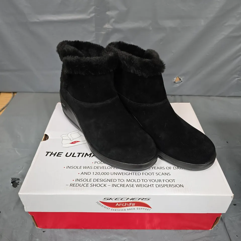 BOXED PAIR OF SKECHERS ARCH FIT BOOTS IN BLACK - 7