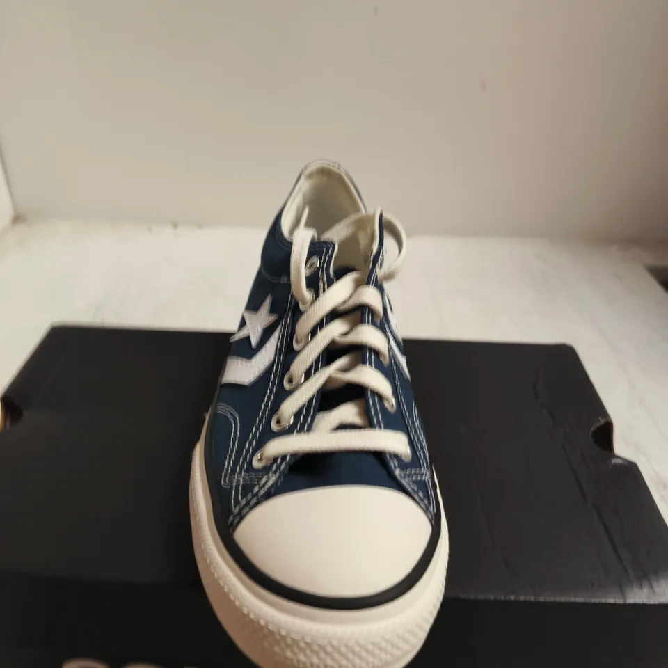 BOXED PAIR OF CONVERSE STAR PLAYER 76 OX KIDS SHOES - SIZE 4