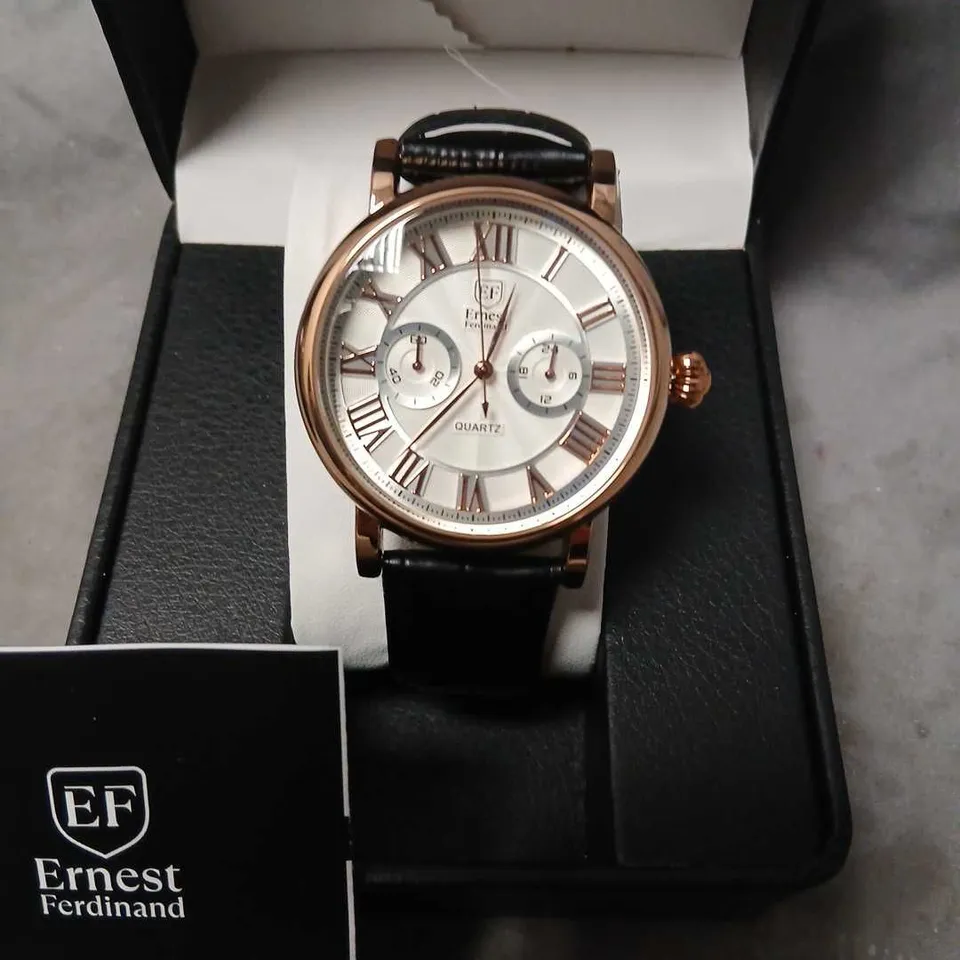 ERNEST FERDINAND WRISTWATCH – ROSE-GOLD TONE CASE, WHITE DIAL, ROMAN NUMERALS, BLACK LEATHER STRAP (BOXED)