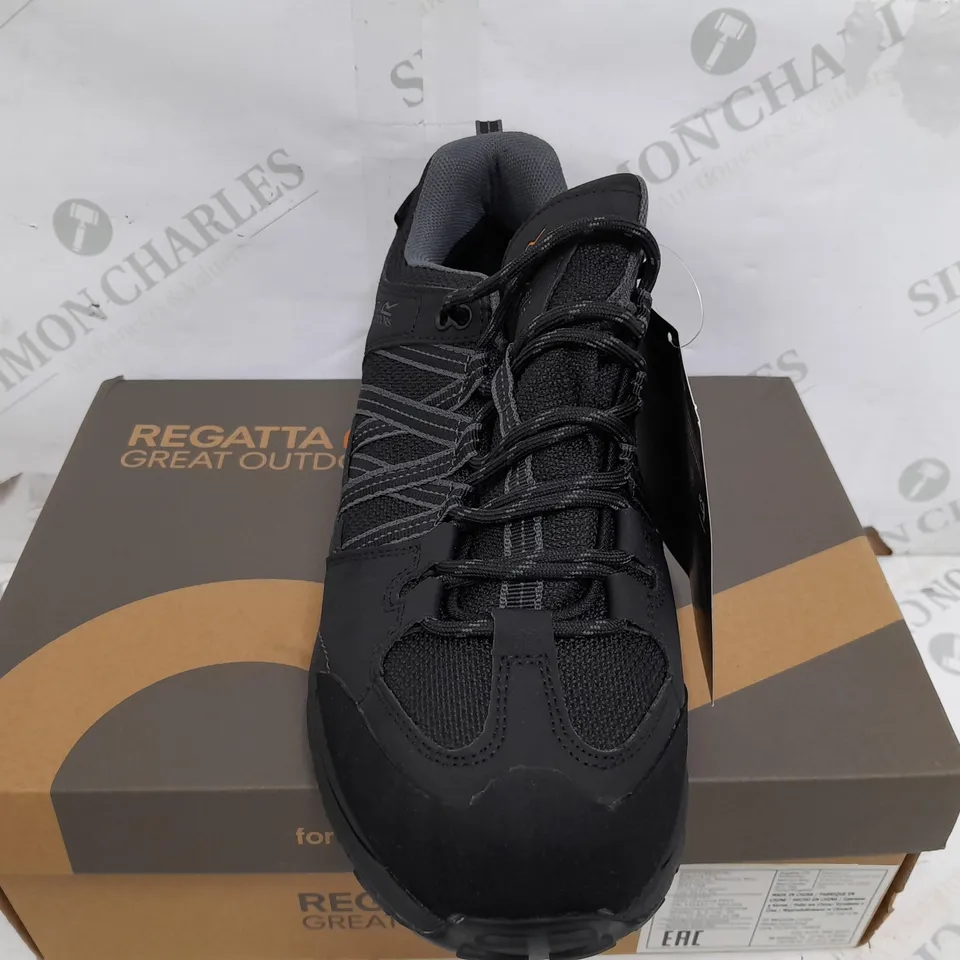 BOXED PAIR OF REGATTA GREAT OUTDOORS MENS SAMARIS II LOW IN BLACK/GRANITE - UK 7