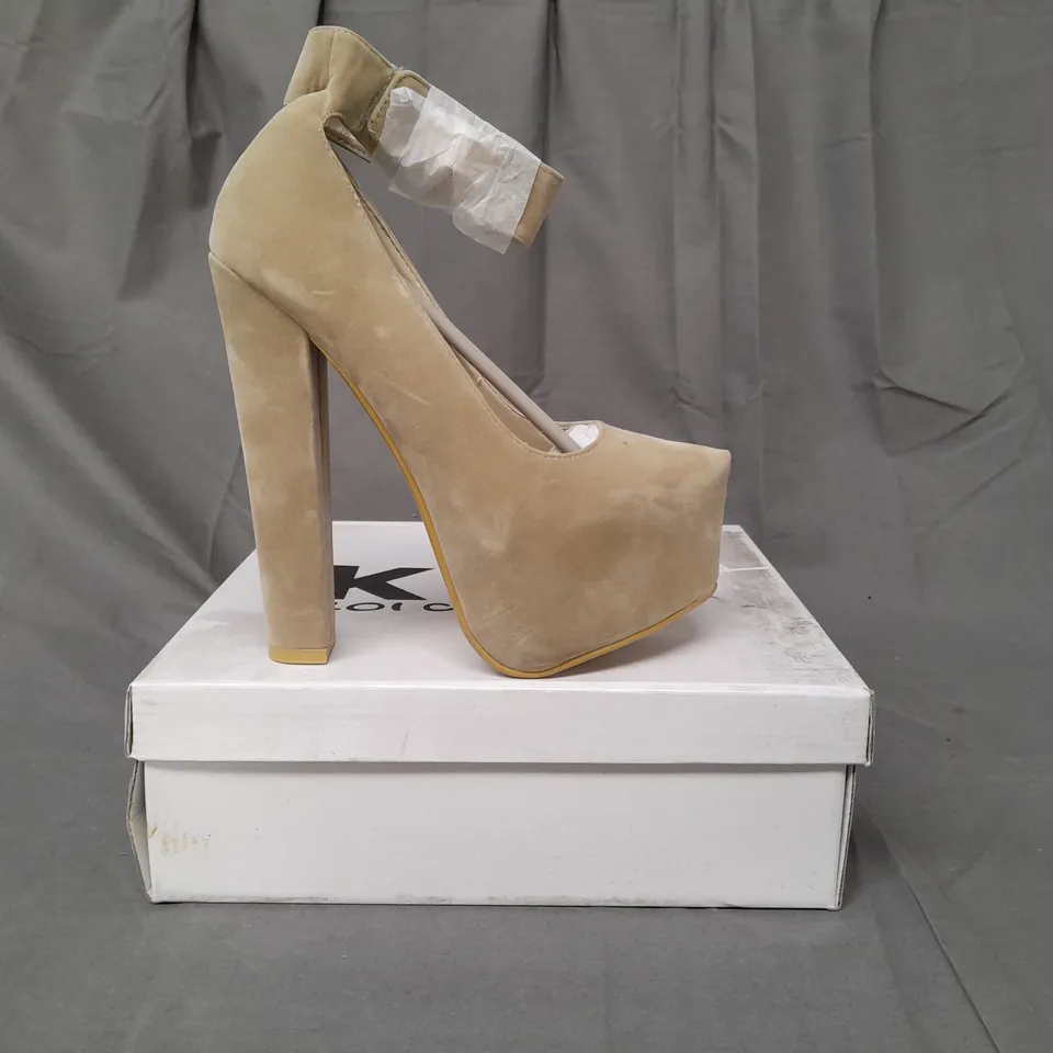BOXED PAIR OF KOI COUTURE PLATFORM POINTED TOE HIGH HEEL FAUX SUEDE SHOES IN BEIGE SIZE 4