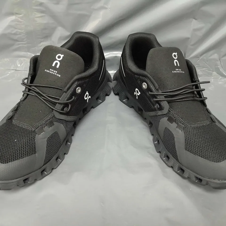 PAIR OF ON SHOES IN BLACK UK SIZE 8