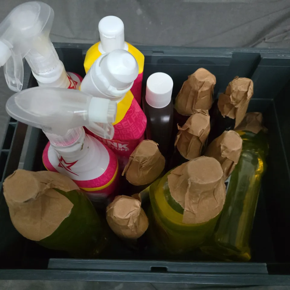 APPROXIMATELY 12 ASSORTED LIQUIDS TO INCLUDE THE PINK STUFF BATHROOM FOAM CLEANER, FAIRY CLEAN & FRESH, DETTOL LIQUID, ETC - COLLECTION ONLY