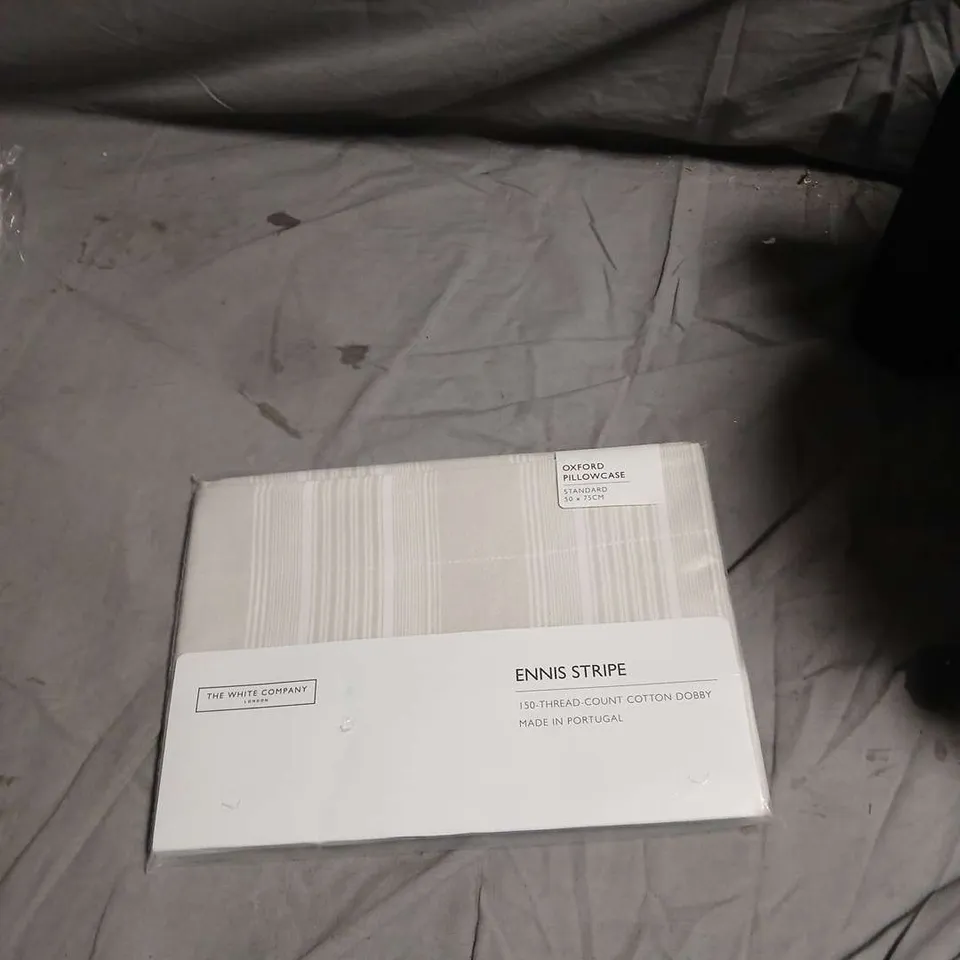 BOX OF ASSORTED HOUSEHOLD ITEMS INCLUDING ENNIS STRIPE OXFORD PILLOW CASE AND BRABANTIA SILICONE DISH DRYING MAT