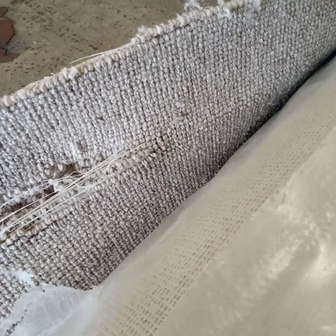 ROLL OF QUALITY TUDOR CO-ORDINATES PEBBLE CARPET // APPROX SIZE: 4.35 x 5m