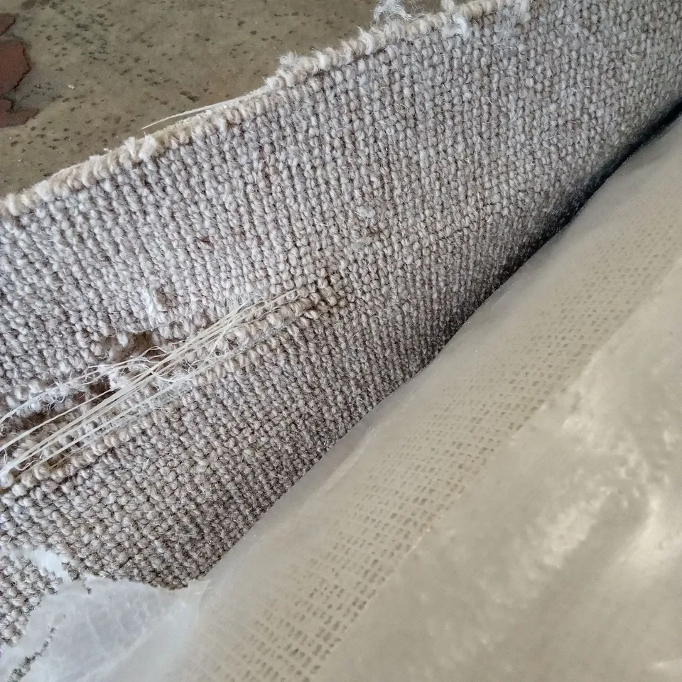 ROLL OF QUALITY TUDOR CO-ORDINATES PEBBLE CARPET // APPROX SIZE: 4.35 x 5m