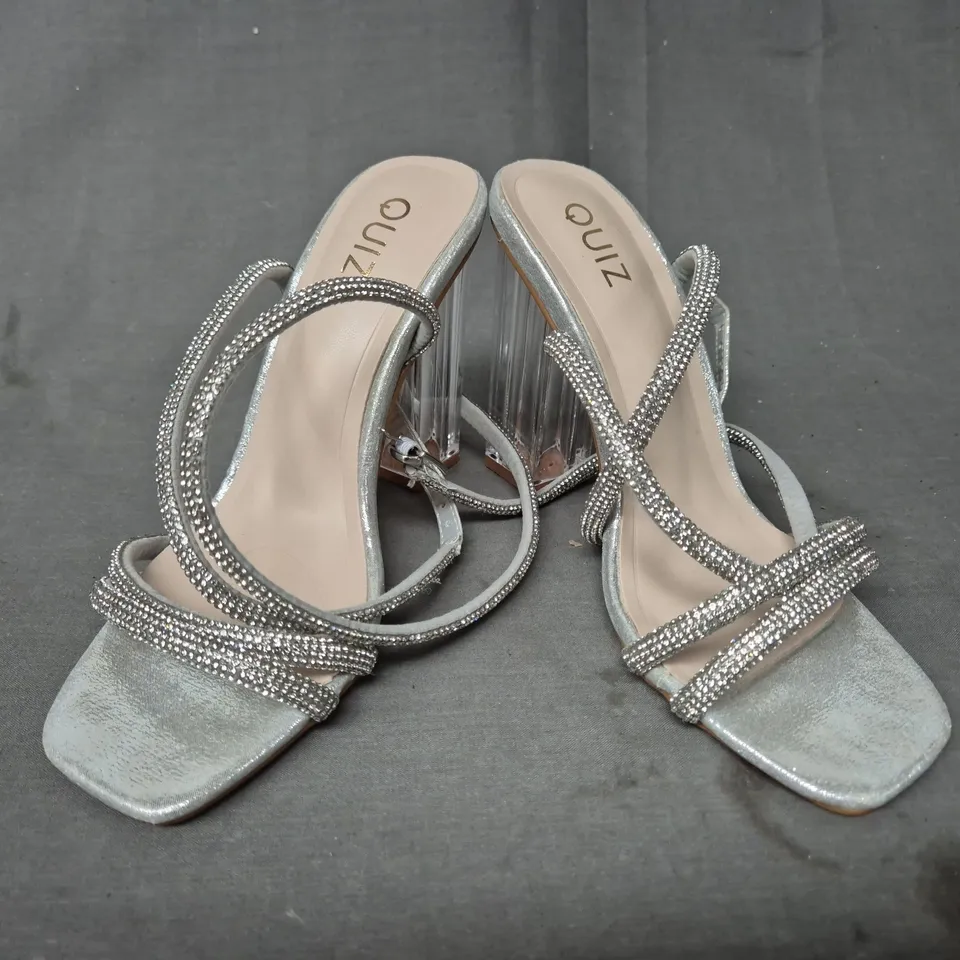 BOXED PAIR OF QUIZ OPEN TOE STRAPPY HIGH BLOCK HEEL SANDALS IN SILVER W. DIAMANTE EFFECT EU SIZE 38