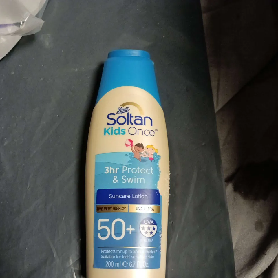 APPROXIMATELY 15 ASSORTED HEALTH AND BEAUTY ITEMS INCLUDING LADY SHAVER , BOOTS SOLTAN PROTECT & SWIM SUN LOTION AND HONEY BALM 