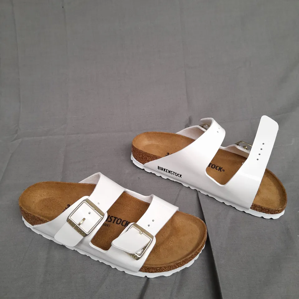 BOXED PAIR OF BIRKENSTOCK ARIZONA BS PATENT WHITE SIZE 3.5