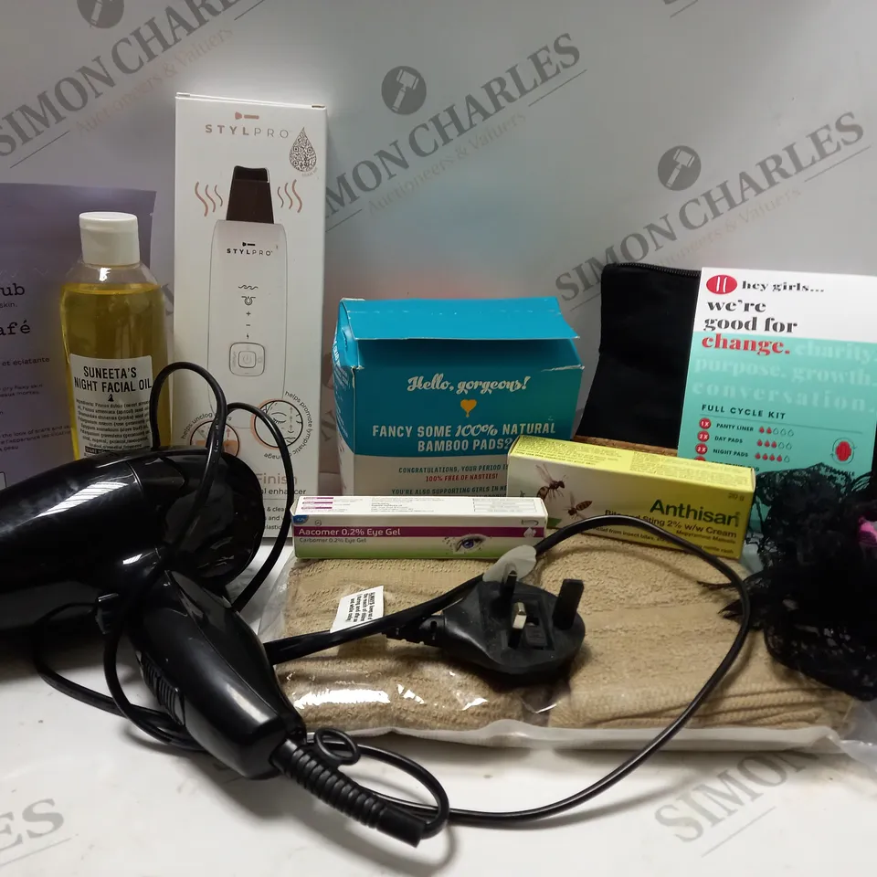 BOX OF APPROX 10 ASSORTED BEAUTY PRODUCTS TO INCLUDE SUNEETA'S NIGHT FACIAL OIL, STYLPRO FACIAL ENHANCER, ANTHISAN BITE CREAM, ETC