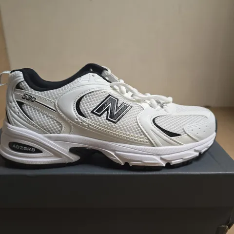 BOXED PAIR OF NEW BALANCE MR530 RUNNING SHOES β WHITE/BLACK, UK 5.5