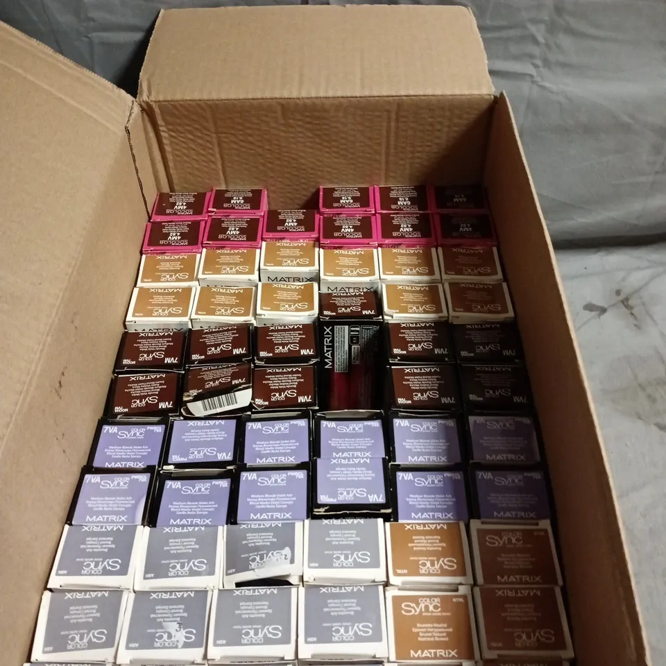 BOX OF APPROXIMATELY 60 MATRIX HAIR CARE PRODUCTS INCLUDING COLOR SYNC MEDIUM BLONDE VIOLET MOCHA/BRUNETTE NEUTRAL/BRUNETTE ASH/MEDIUM BLONDE VIOLET ASH AND SO COLOR DARK BLONDE ASH MOCHA