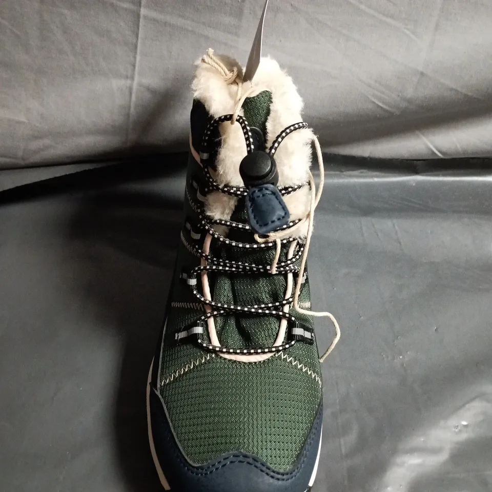 PAIR OF MOUNTAIN WAREHOUSE COMET KIDS WATERPROOF SNOW BOOTS –UK SIZE 2 - KIDS