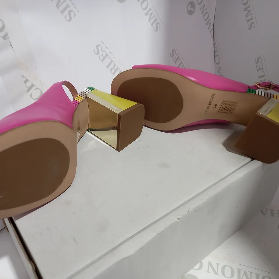 BOXED PAIR OF MODA VIBRANT HEELED SANDALS - SIZE 6