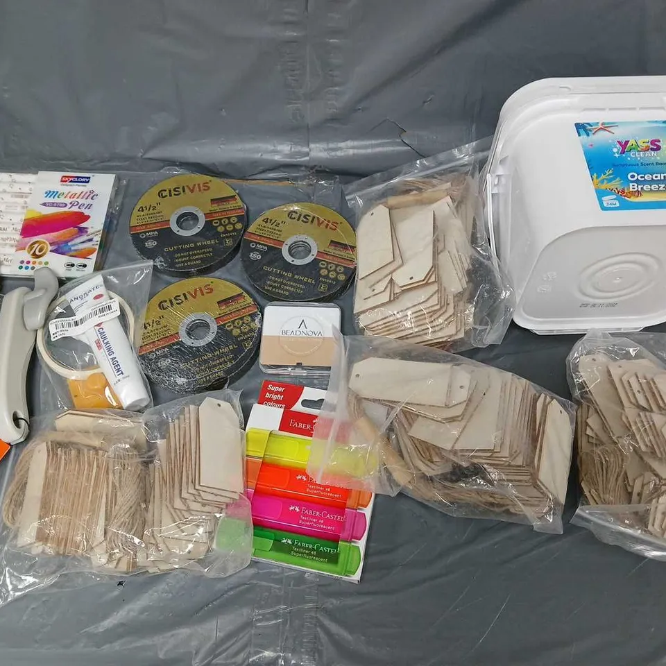 APPROXIMATELY 10 ASSORTED HOUSEHOLD ITEMS TO INCLUDE - YASS CLEAN OCEAN BREEZE, CAN OPENER, AND CISIVIS CUTTING WHEEL ETC. 