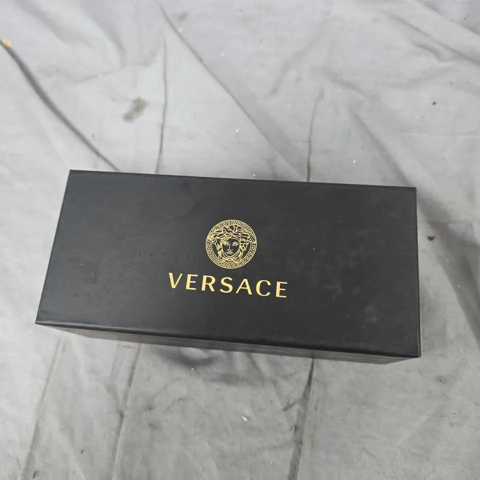 VERSACE SUNGLASSES - BLACK OVERSIZED SQUARE FRAME WITH PURPLE LENSES AND GOLD-TONE ACCENTS VERSACE SUNGLASSES OVE4416U