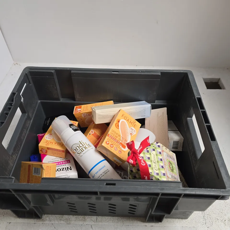 TOTE OF APPROXIMATELY 10 ASSORTED BEAUTY PRODUCTS INCLUDING BAYLIS & HARDING HAND WASH, BEAUTY OF JOSEON RELIEF SUN AQUA FRESH RICE + B5 AND BONDI SANS SELF TAN ERASER
