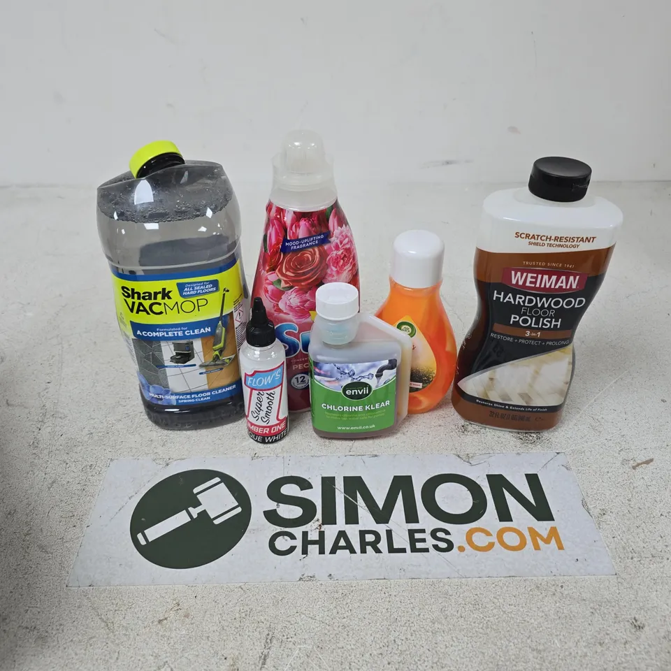 APPROXIMATELY 15 ASSORTED HOUSEHOLD LIQUID PRODUCTS TO INCLUDE SHARK VACMOP CLEANER, WEIMAN HARDWOOD FLOOR POLISH, ENVIL CHLORINE KLEAR, ETC