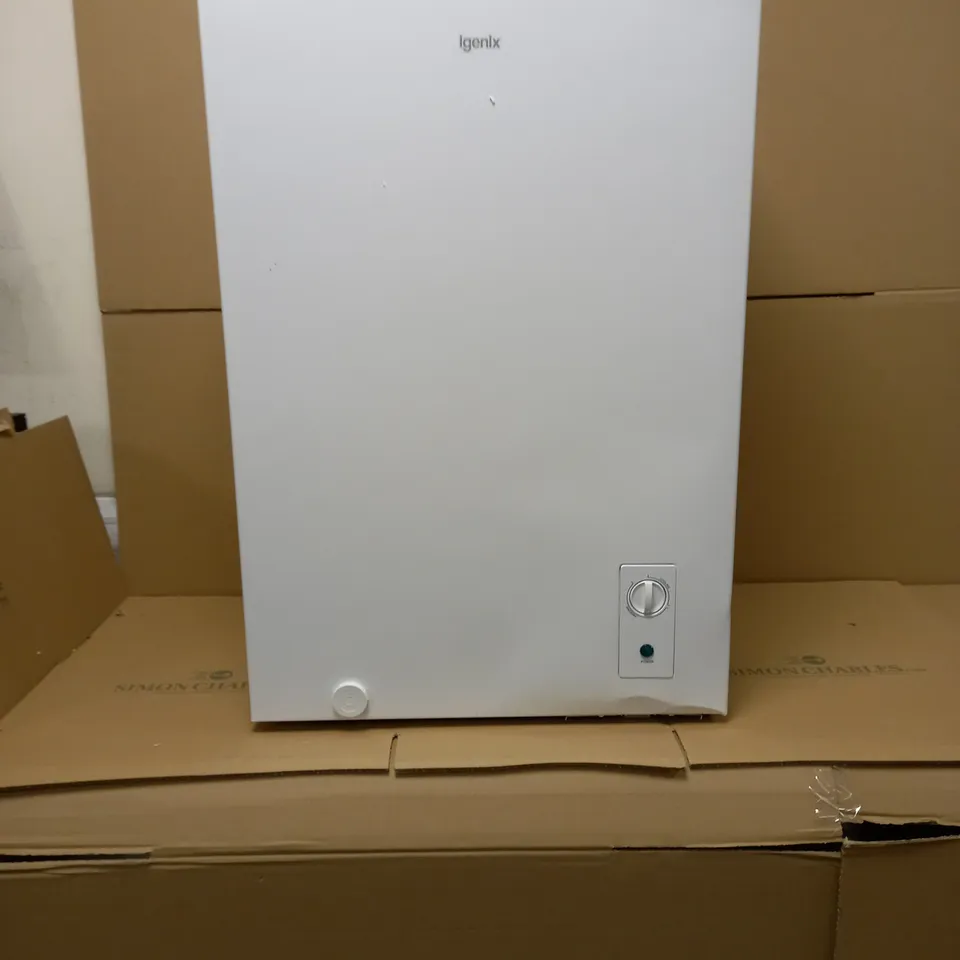 IGENIX IG100 FREESTANDING CHEST FREEZER, 99 LITRE CAPACITY WITH FREEZER BASKET, SUITABLE FOR OUTBUILDINGS AND GARAGES, WHITE