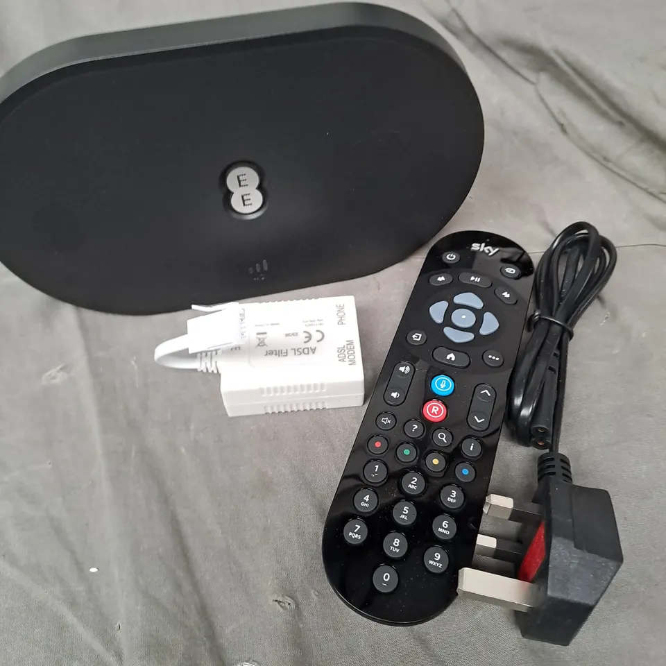 APPROXIMATELY 15 ASSORTED ELECTRICAL PRODUCTS TO INCLUDE EE HUB, REMOTE CONTROLS AND POWER CABLES