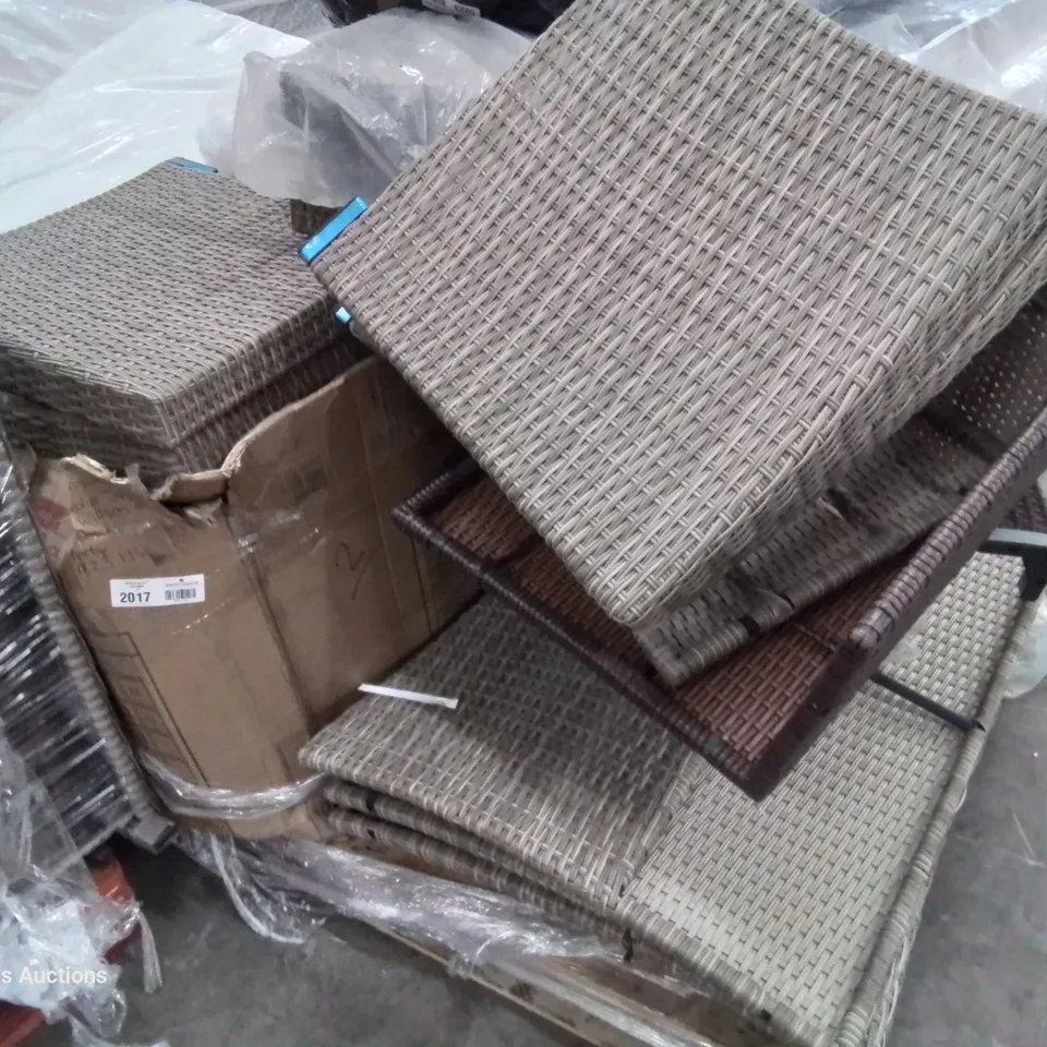 PALLET OF ASSORTED RATTAN GARDEN FURNITURE PARTS 